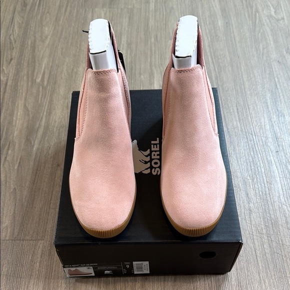 NWT Sorel Pink Ankle Suede Booties with Elastic Panels Waterproof - Picture 2 of 5
